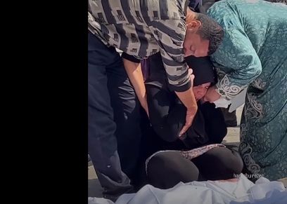 أم تودع ابنتها الشهيدة في قطاع غزة
