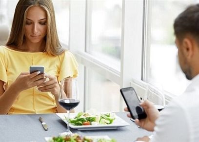 استخدام الهاتف اثناء الطعام يقضي على السعادة