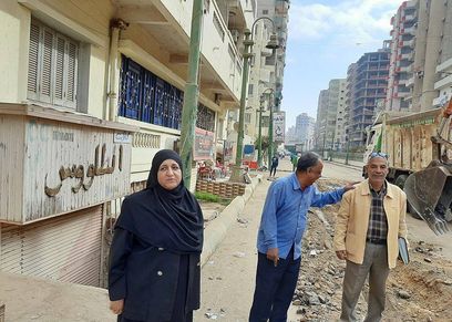 المهندسة منى تتفقد وضع الشارع بنفسها