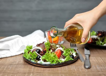 إضافة الخل على الطعام