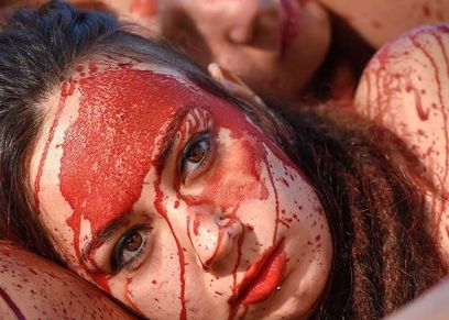 بالعري والدماء.. احتجاجات النساء في برشلونة