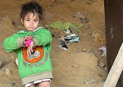 أم وابنتها يعيشان في صندوق قمامة