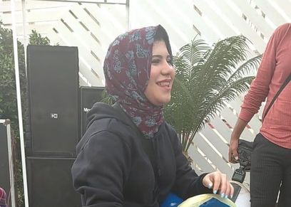 الفتاة هنا