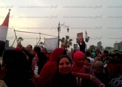 توزيع هدايا على المارة بمصر الجديدة احتفالا بقوز السيسي