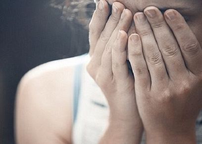 فتاة تعرضت للتحرش من والدها