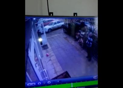 بالفيديو| نجاة طفلة سقطت من الطابق الخامس على يد سائق تاكسي