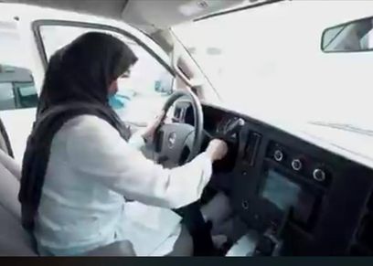 سارة العنزي وهى تقود سيارة الإسعاف