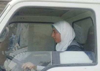 سائقة سيارة قلاب لتحميل الرمل