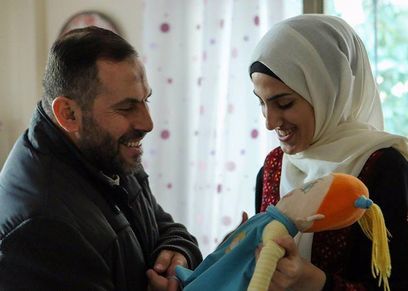 سارة تتسلم هدية والدها الفلسطينى بعد 18 عامًا في سجون الاحتلال