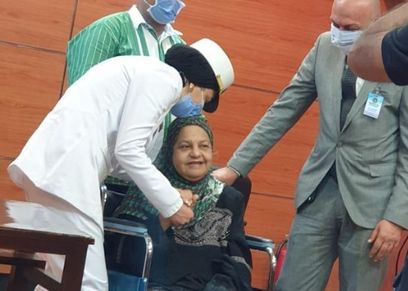 سيدة مسنة تعانى من ورم سرطاني بالفك