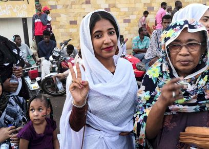ألاء صلاح وسط متظاهرات السودان