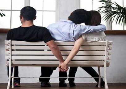 رجل يساعد زوجته على الزواج من عشيقها