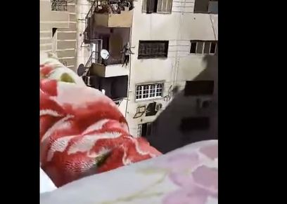 لحظة انتحار فتاة من الشرفة