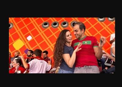 مشجع مغربي يفاجئ صديقته بعرض زواج