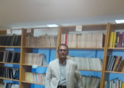 الدكتور أحمد محمد عباس الفائز بجائزة أفضل بحث على العالم فى مجال المناظير الرحمية داخل مكتبة الكلية