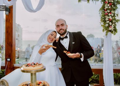 مريم سامي وزوجها يتناولان البيتزا بدل التورتة