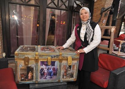هناء محمود.. فنانة الديكوباج