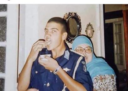 الشهيد احمد منسي مع والدته