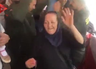 عجوز تشعل أجواء الانتخابات في مدينة نصر بوصلة رقص
