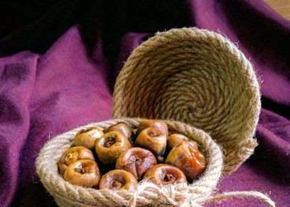 شيماء الكردي تصنع مشغولات من حبال الجوت