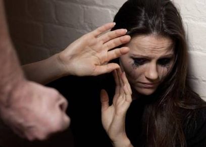 «فاطمة»: إحدى ضحايا الحبس المنزلي: والدى ضربنى وحبسنى عشان كده سبت له البيت