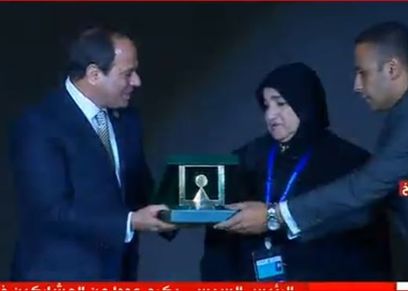 السيسي يكرم والدة عبدالوهاب
