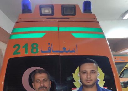 مسعف ينقذ حياة مسنة