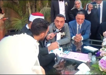 أب يفاجئ ابنته بكلمات مؤثرة في عقد قرانها