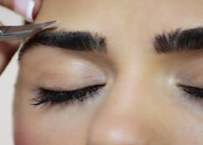 توضح حكم إزالة الشعر الزائد  ما بين الحاجبين 
