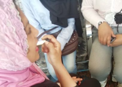روج على باب لجنة انتخابات ..فتاة تتزين للاستفتاء