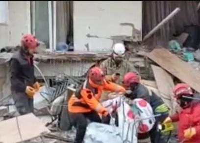 إنقاذ طفلين بقيا تحت الأنقاض