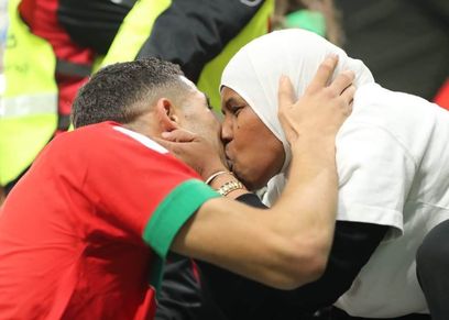 أشرف حكيمي ووالدته
