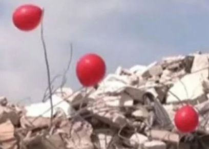 البالونات الحمراء على أنقاض تركيا
