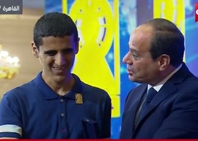 الرئيس السيسي مع شاب من ذوي الهمم