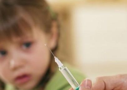 4 طرق لتخفيف حدة ألم التطعيمات على الأطفال.. منها