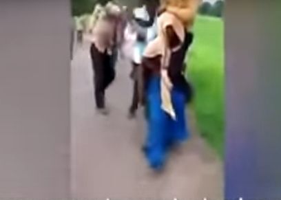 لقطة من الفيديو أثناء حمل السيدة لزوجها