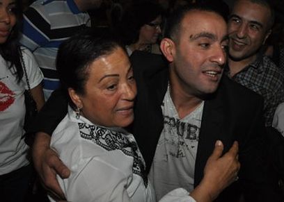 الفنان أحمد السقا ووالدته