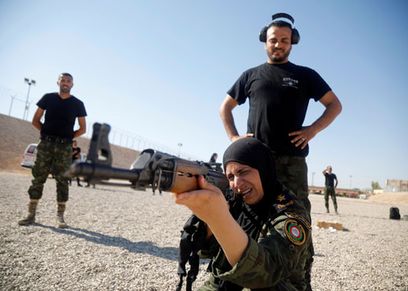 أمل خليفة عقيد بالجيش الفلسطيني