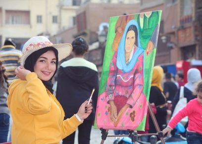 آمال ياسر فنانة ترسم ببري الأقلام وبواقى الأطعمة