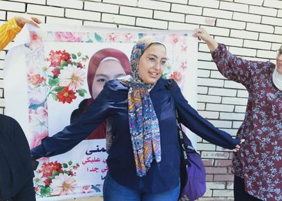 «يمنى» مع أسرتها