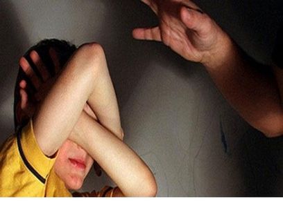 فكان الولد قدم شكوته بعد الاعتداء عليه من قبل والدته لأكثر من مرة حتى أحدثت به إصابات متنوعة، ودخل ذات مرة المستشفى نتيجة الضرب المبرح الذي تلقاه من والدته.ضرب