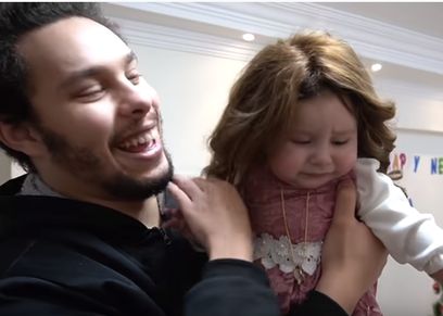 أحمد حسن وطفلته 