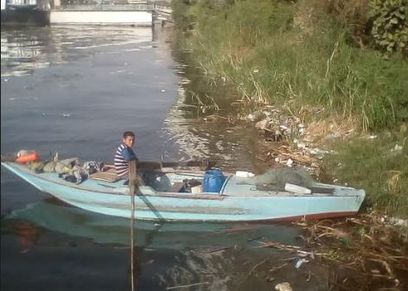 طفل يعيش داخل مركبة في النيل