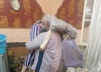 أحمد وهو يحمل شقيقته