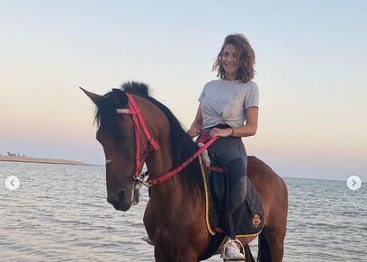 هيدي كرم تستعرض مهاراتها في ركوب الخيل