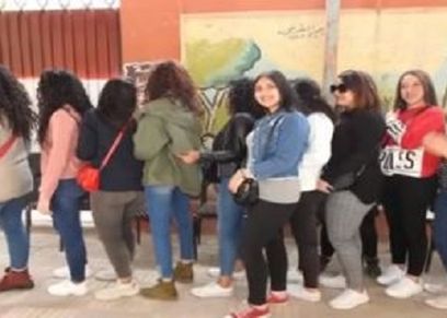 فتيات شاركن في الاستفتاء