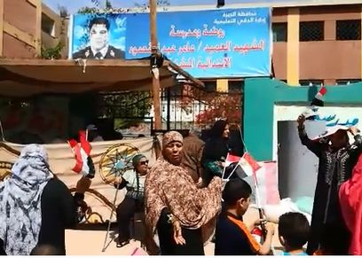 سيدات يدلون بأصواتهن الإنتخابية