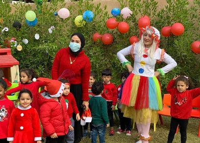 ندى في شخصية البلياتشو وسط الأطفال