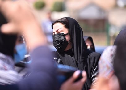 رضوى الشربيني في جنازة والدتها
