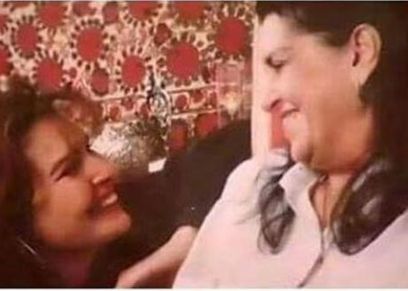 يسرا ووالدتها الراحلة
